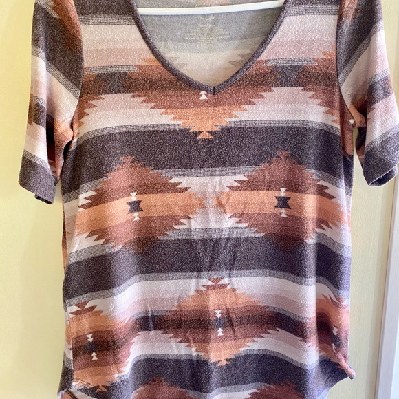 Maurice’s v-neck Aztec tee - Picture 3 of 4